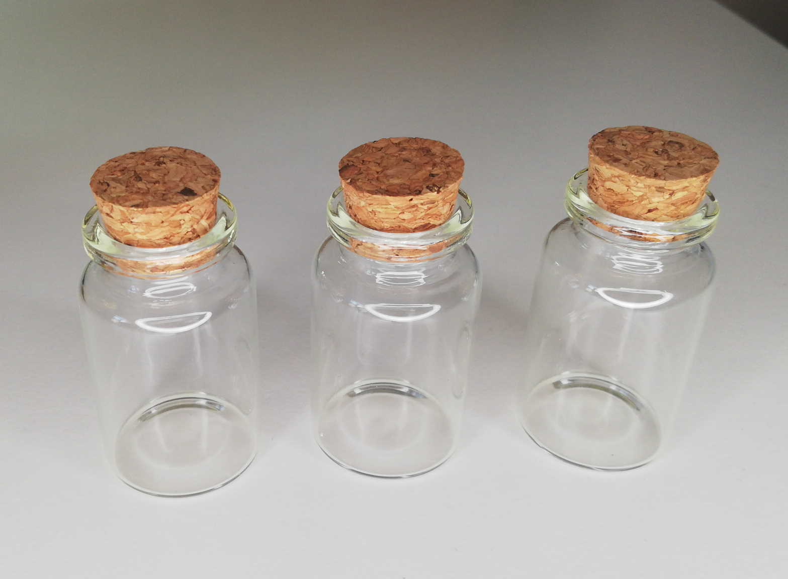 photo de 24 Mini flacons de verres de 5 centimtres avec bouchon de Lige